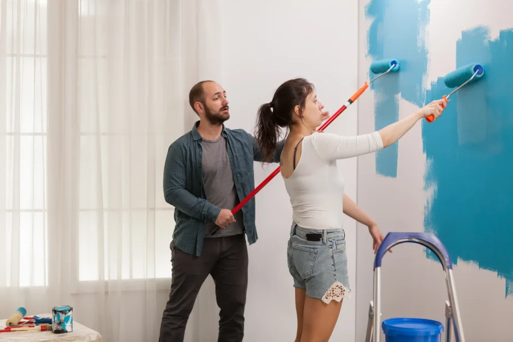 casal pintando a parede de apartamento